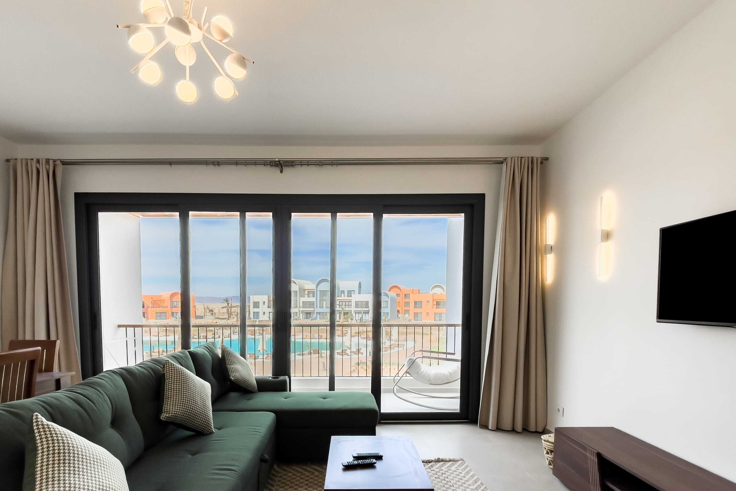 Departamento básico | Área de sala de estar | Smart TV de 55 pulgadas con canales por cable 