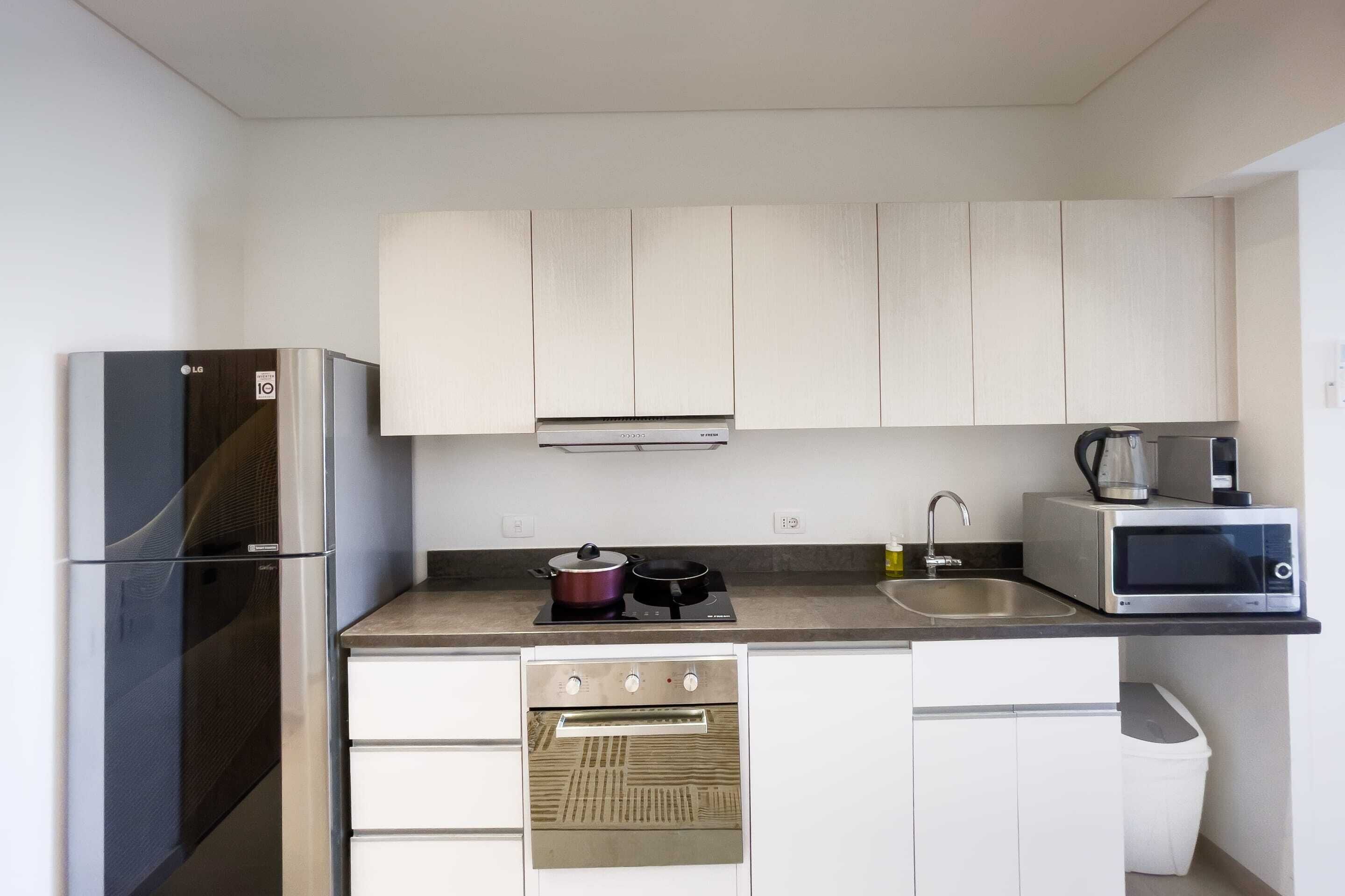 Apartemen Basic | Dapur pribadi | Lemari es, microwave, oven, dan kompor