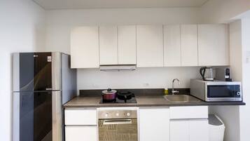Eenvoudig appartement | Privékeuken | Een koelkast, een magnetron, een oven, een kookplaat