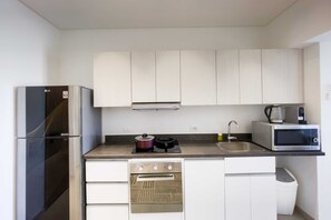 Basic Apartment | Private kitchen | Fridge, microwave, oven, stovetop
