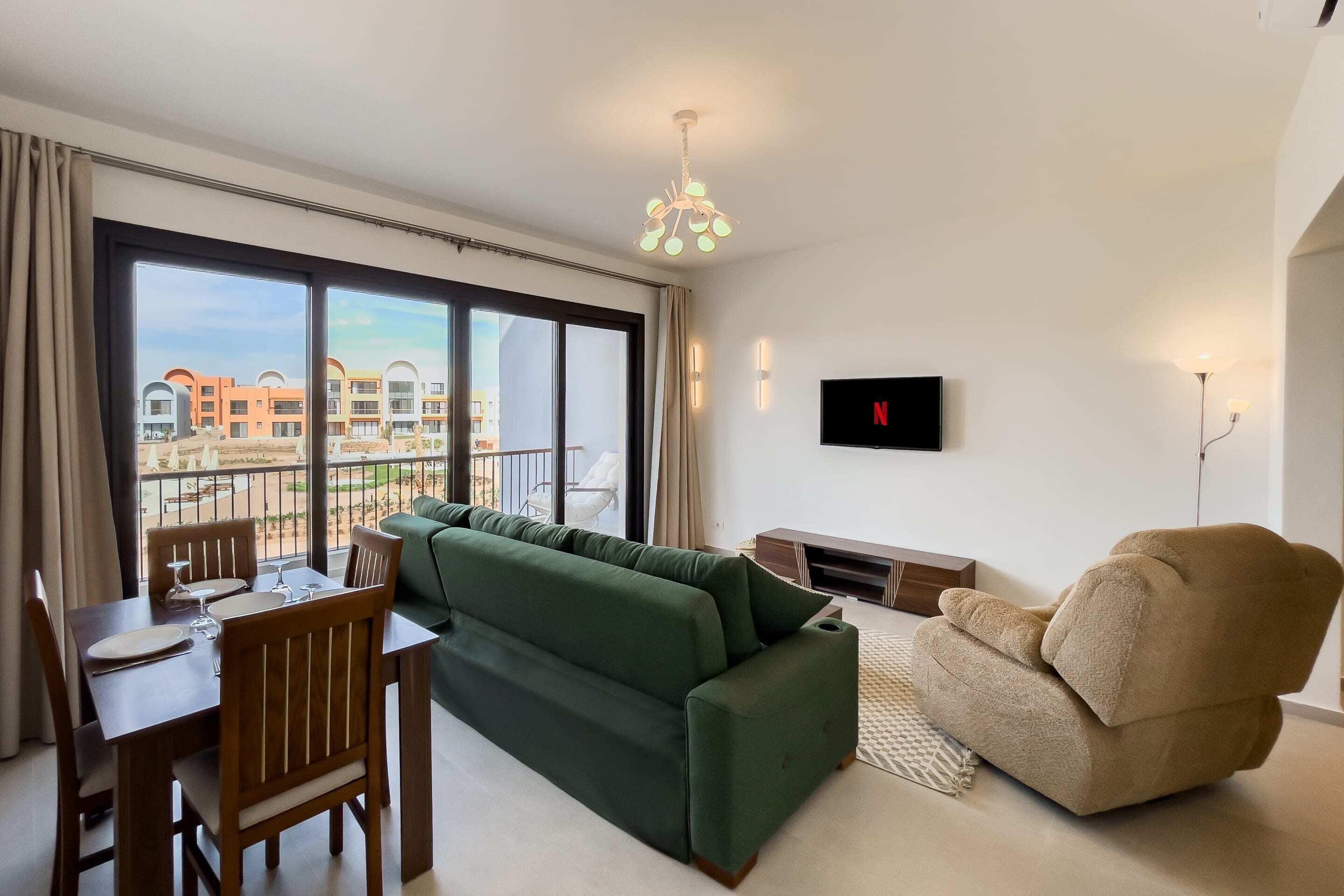 Departamento básico | Área de sala de estar | Smart TV de 55 pulgadas con canales por cable 