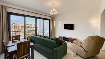 Apartamento básico | Zona de estar | Una televisión