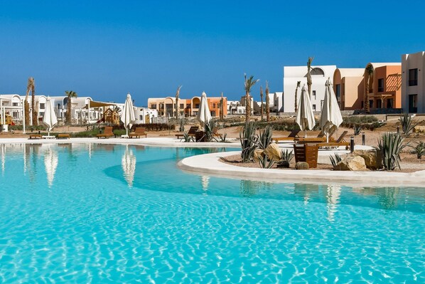Basic Apartment | Pool | Outdoor pool - Xuru Stays I Cool & Curated 1bdr @ Kamaran El Gouna (El Gouna)