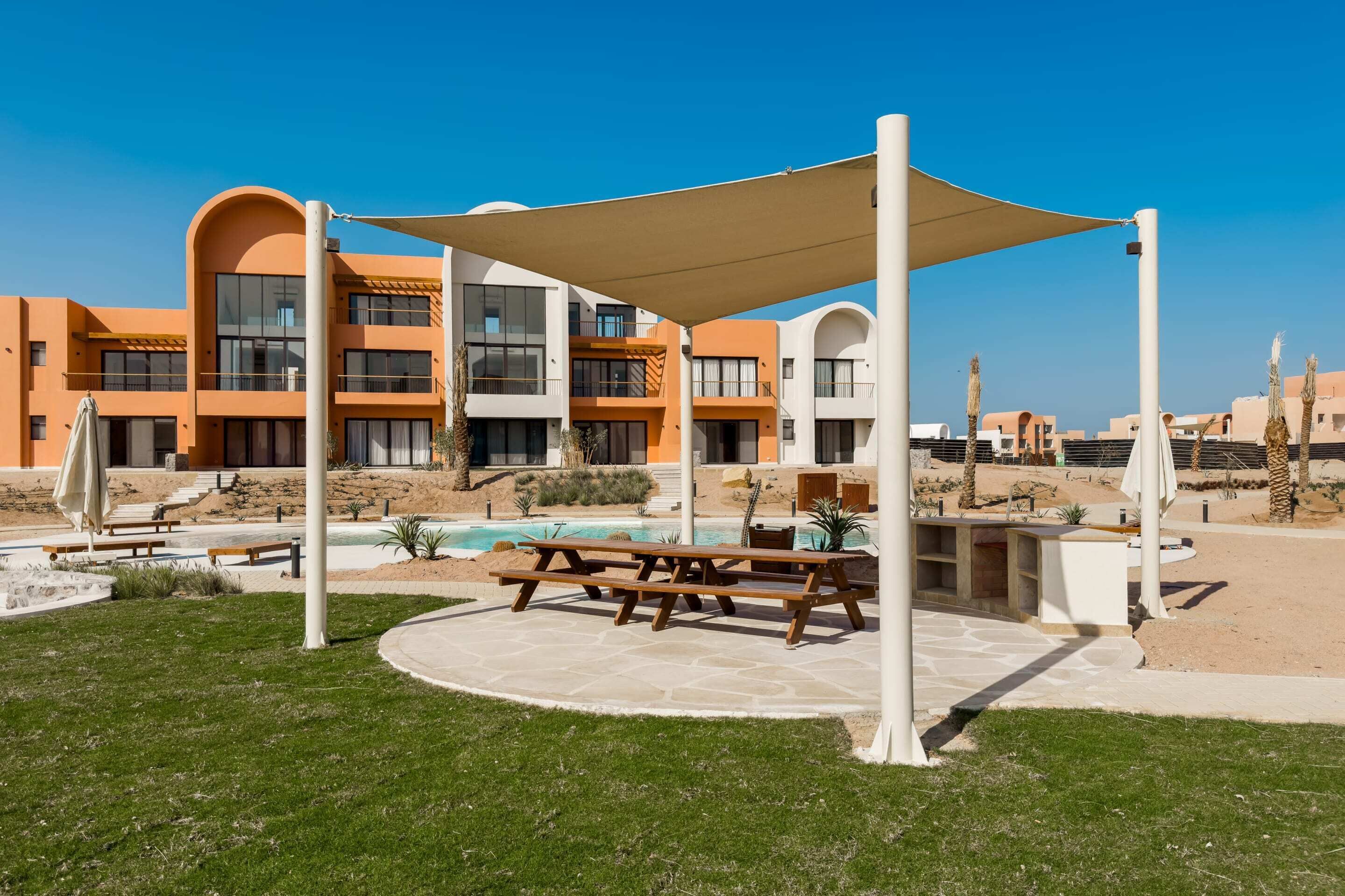 Un hôtel moderne doté d’une terrasse et d’une piscine.