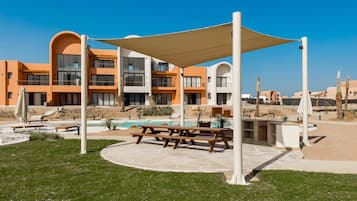 Basic Apartment | Outdoor dining