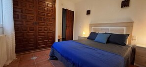 4 bedrooms, iron/ironing board, WiFi, bed sheets - Beautiful Andalusian-style villa with private pool (Romeral)
