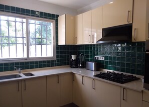 Micro-ondes, four, plaque de cuisson, lave-vaisselle