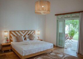 Bungalow | In-room safe, desk, laptop workspace, blackout drapes