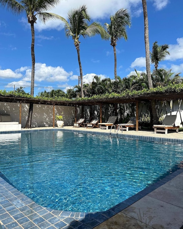 2 outdoor pools
