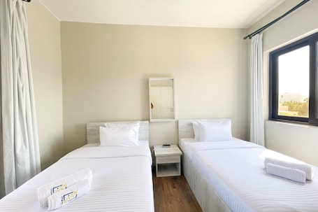 3 habitaciones, tabla de planchar con plancha y ropa de cama