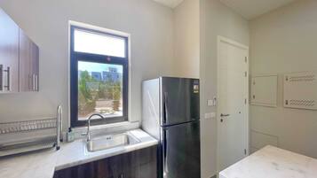 Villa Basic | Cucina privata | Frigorifero, microonde, forno, piano cottura