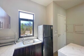 Villa de base | Cuisine privée | Réfrigérateur, four à micro-ondes, un four, surface de cuisson