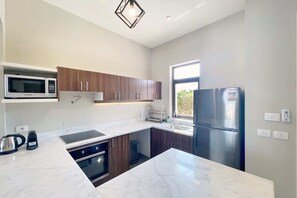 Basic Villa | Private kitchen | Fridge, microwave, oven, stovetop - Xuru Stays I Poised & Pearly 3 BDR Villa @ Cyan El Gouna (El Gouna)