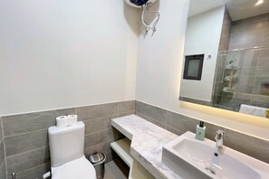 Villa | Salle de bain | Articles de toilette écologiques, sèche-cheveux, serviettes fournies