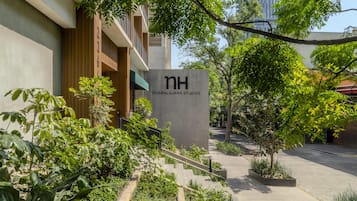 Frigobar, ferros/tĂĄbuas de passar roupa, roupa de cama