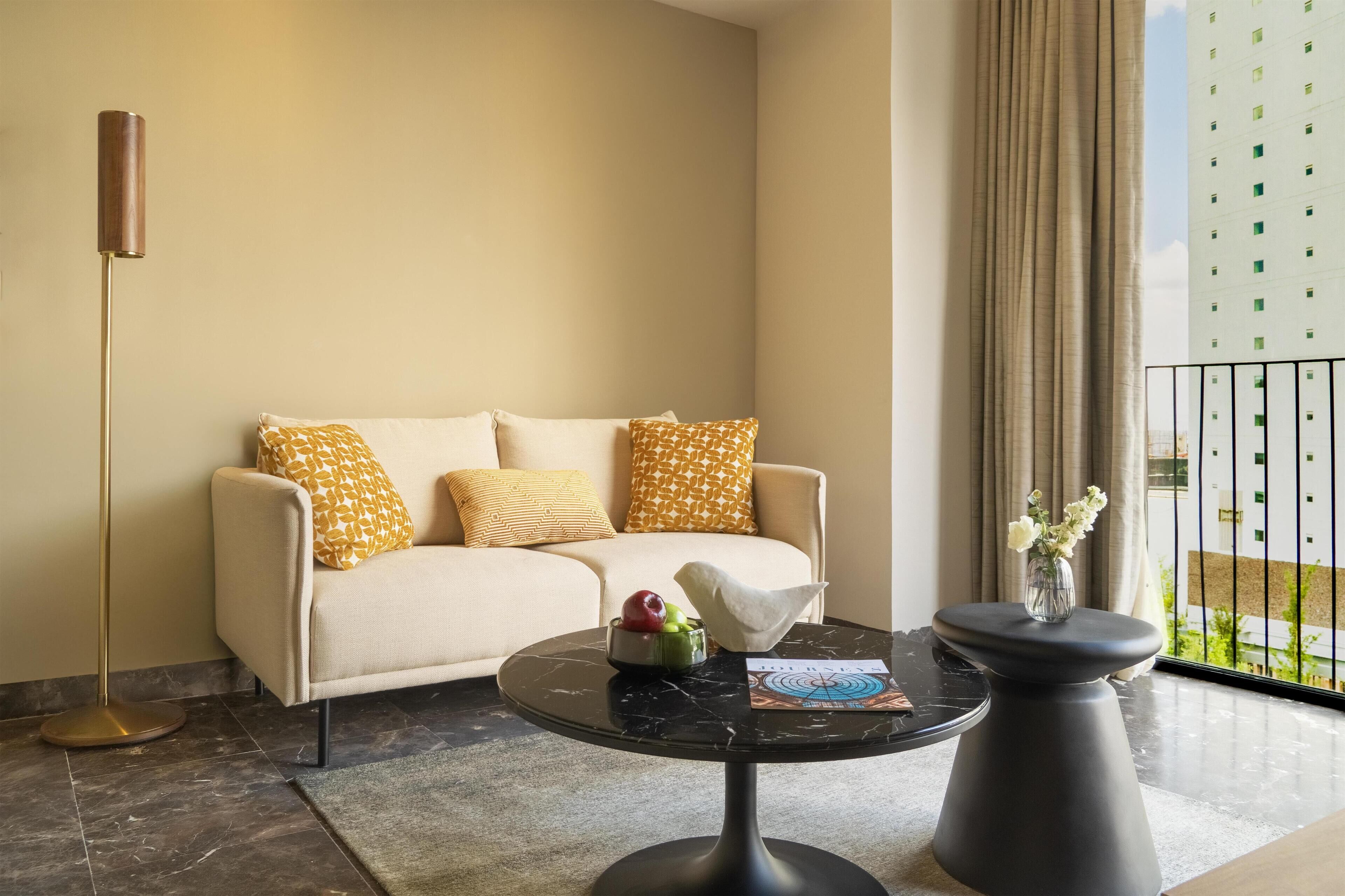 Minibar, tabla de planchar con plancha y ropa de cama 