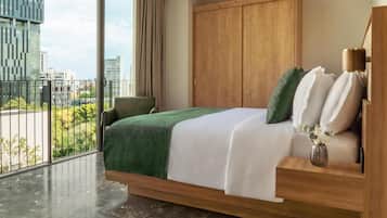 Minibar, tabla de planchar con plancha y ropa de cama