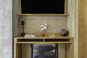 Minibar, skrivbord, strykjärn/strykbräda och sängkläder