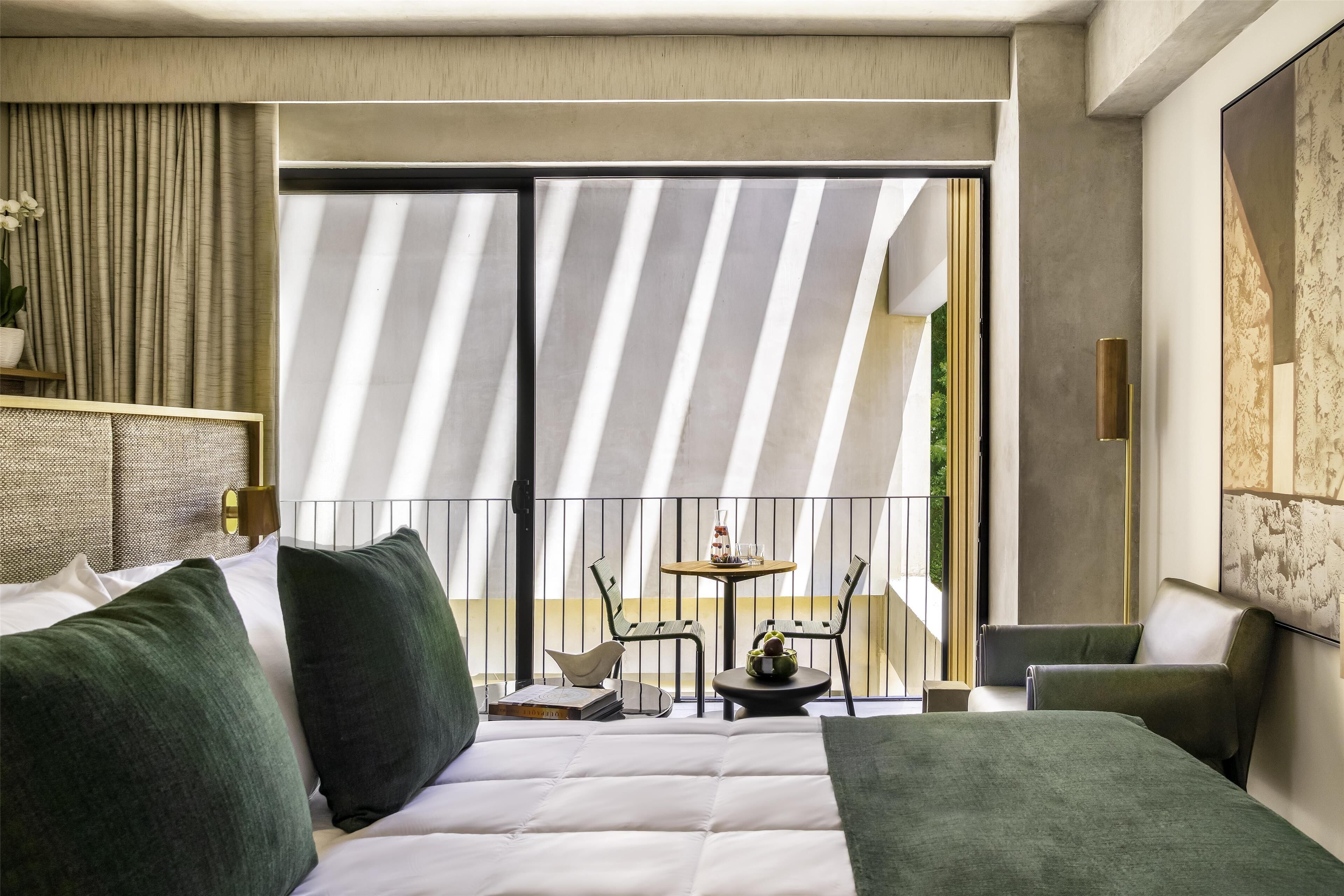 Bar mini, seterika/papan seterika, cadar katil 