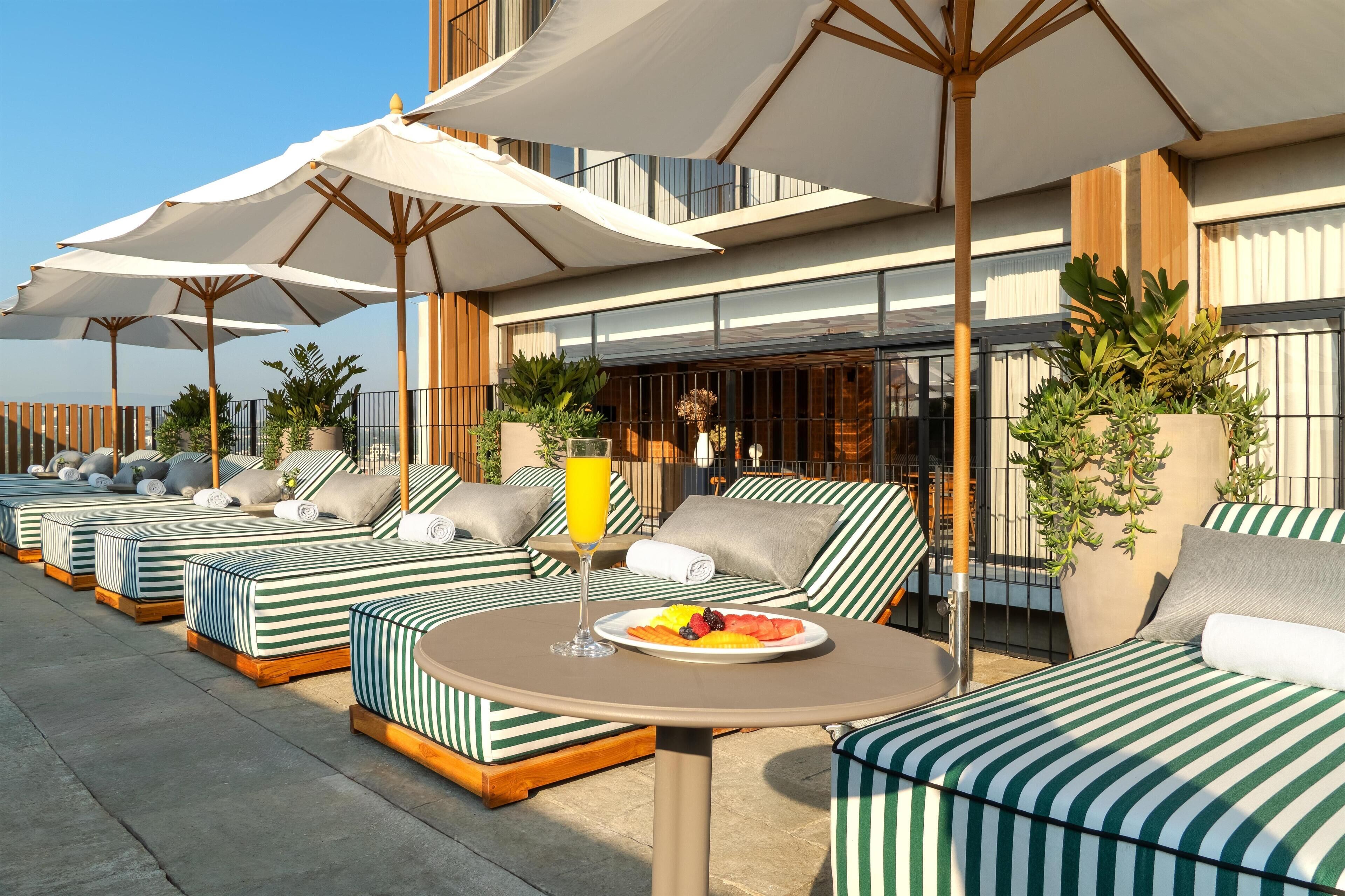 ميني بار ومكواة/لوح كي وملاءات أسرّة