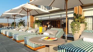 Minibar, iron/ironing board, bed sheets