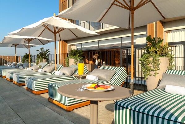 Minibar, tabla de planchar con plancha, ropa de cama