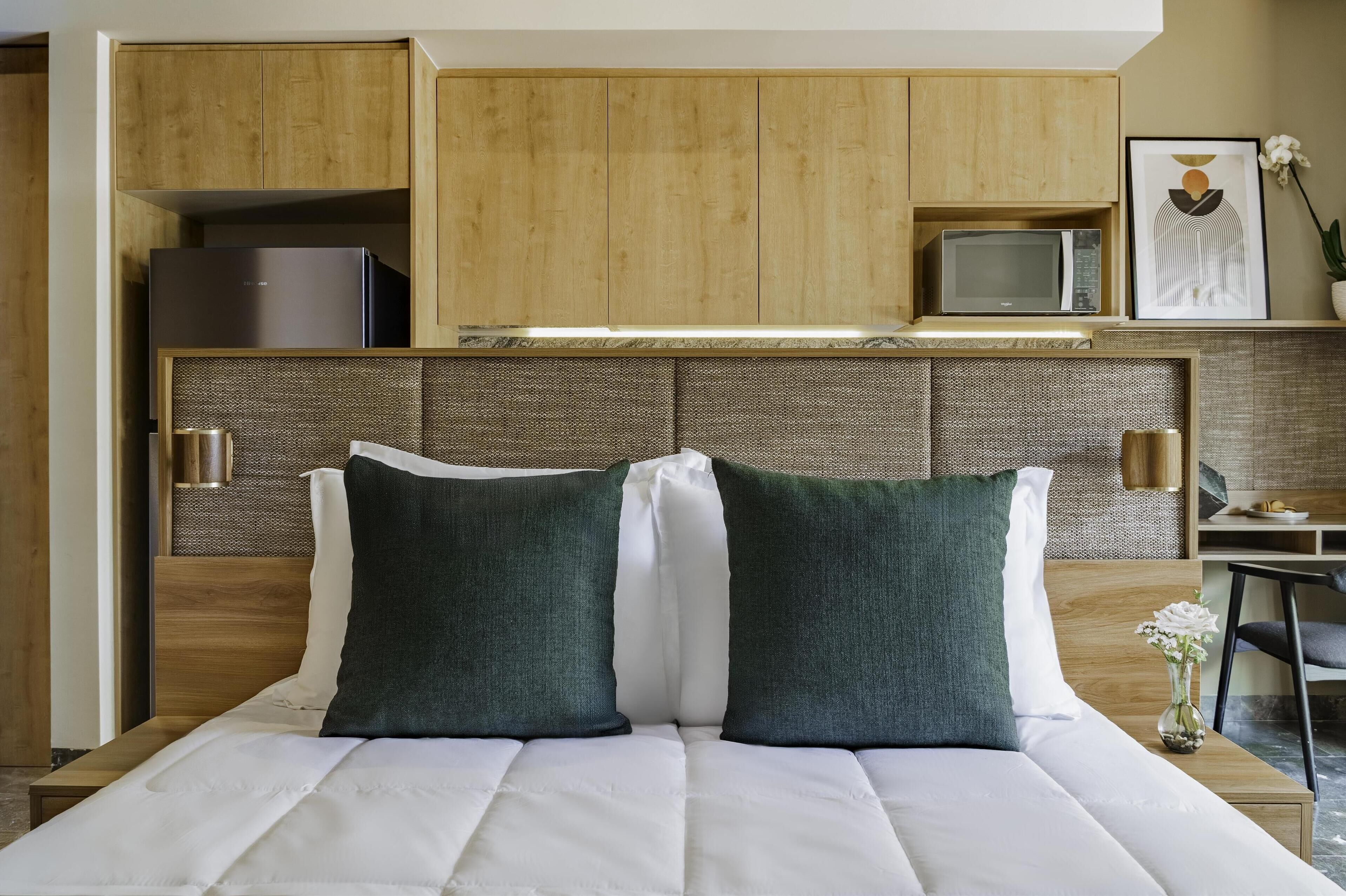 Minibar, strykejern/-brett og sengetøy