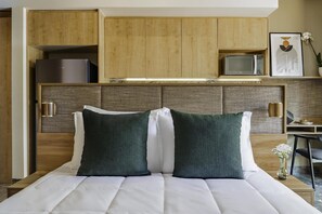 Minibar, strykejern/-brett og sengetøy