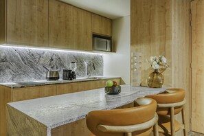 Deluxe Studio | Bar mini, seterika/papan seterika, cadar katil 