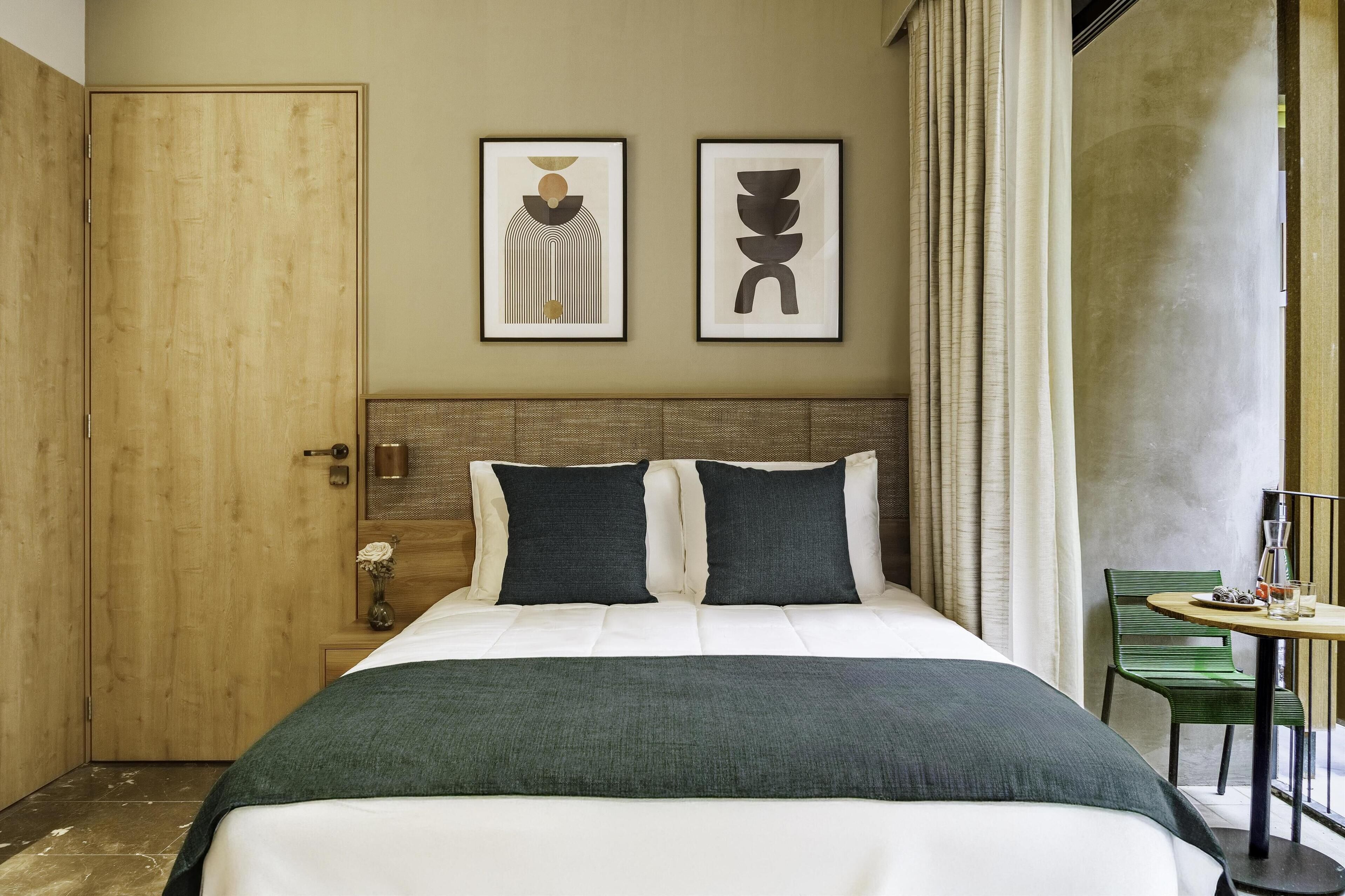 Deluxe Studio | Bar mini, seterika/papan seterika, cadar katil 