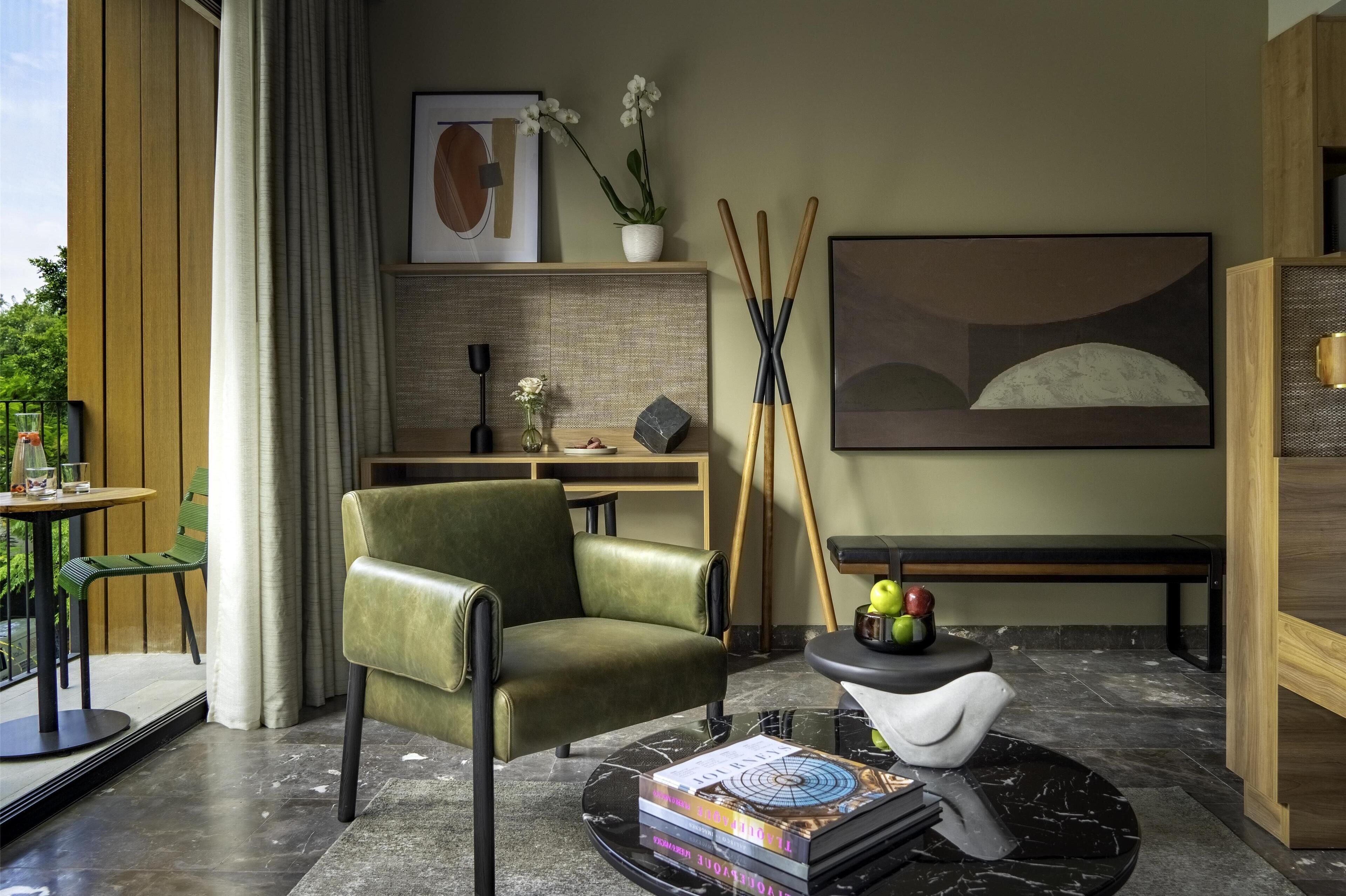 Minibar, tabla de planchar con plancha y ropa de cama 