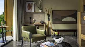 Minibar, escriptori, planxa i posts de planxar i roba de llit