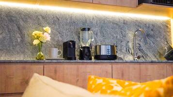 Minibar, escritorio, tabla de planchar con plancha y ropa de cama