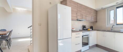 ثلاجة، فرن، موقد طهي مسطح، ماكينة لصنع القهوة/الشاي