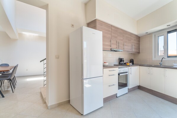 Fridge, oven, stovetop, coffee/tea maker