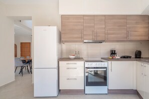 Réfrigérateur, four, plaque de cuisson, cafetière/bouilloire