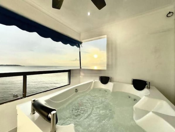 Bain à remous extérieur