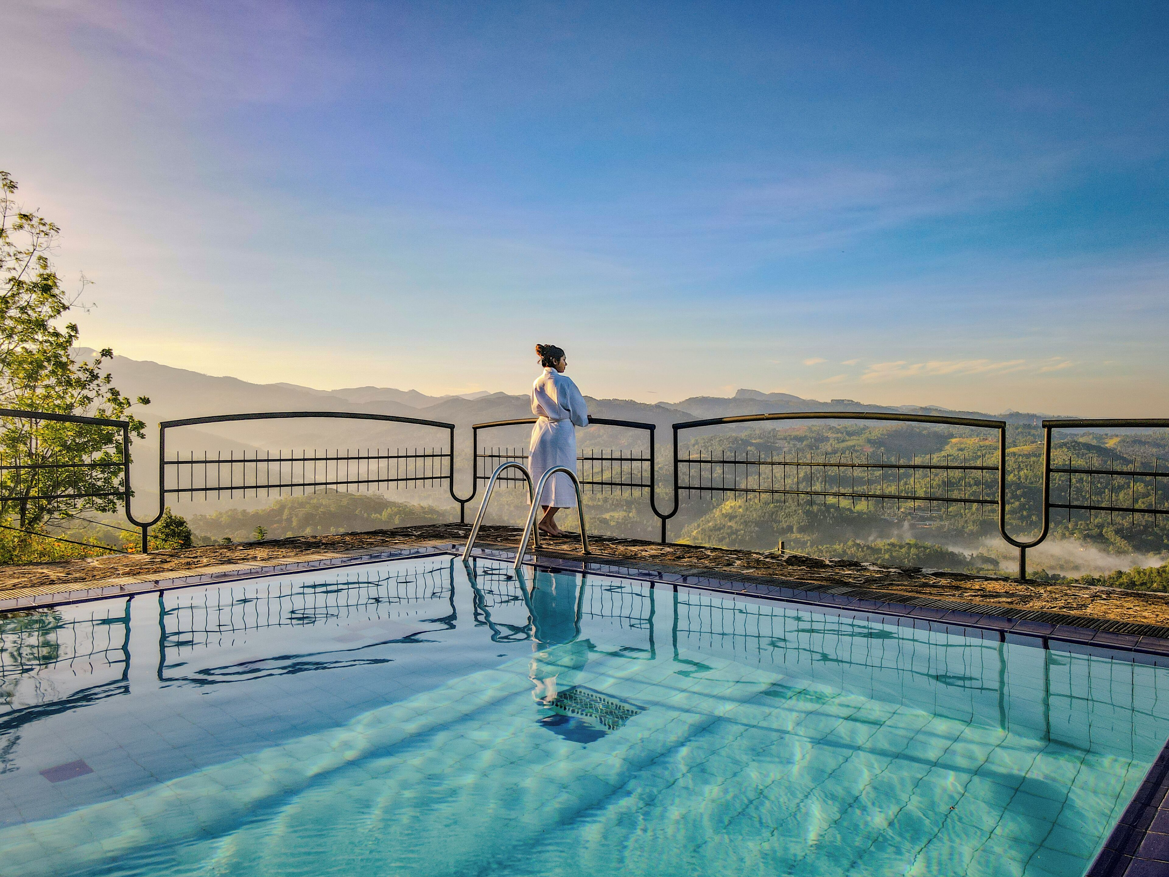 สระว่ายน้ำกลางแจ้ง