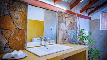 Chambre Triple Premium | Salle de bain | Sèche-cheveux, serviettes fournies, savon, shampoing