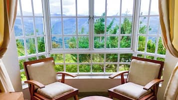 Habitación triple Deluxe, vista a la montaña | Ropa de cama de alta calidad y camas con efecto memoria