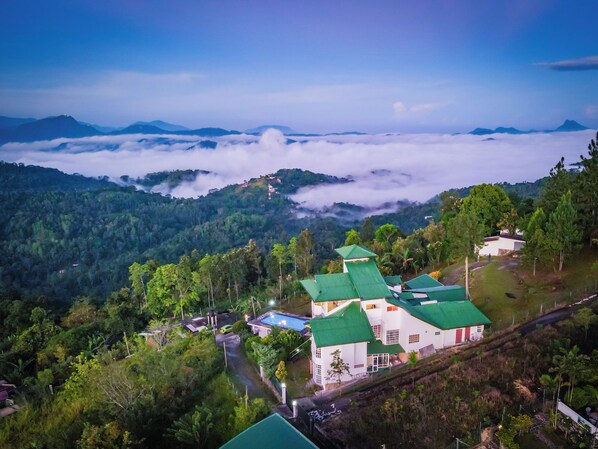 Exterior - The Colonial Crest (Nillambe)