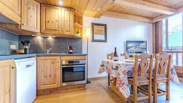 Een koelkast, een microgolfoven, een kookplaat, een vaatwasser