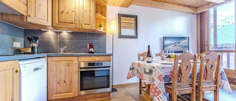 Réfrigérateur, micro-ondes, plaque de cuisson, lave-vaisselle