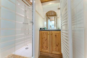 Shower - Mountain Hideaway w/ Ski-In/Out (Les Belleville)