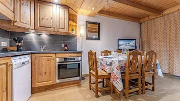 Een koelkast, een microgolfoven, een kookplaat, een vaatwasser