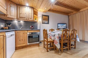 Kühlschrank, Mikrowelle, Herdplatte, Geschirrspüler