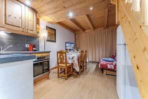 Fridge, microwave, stovetop, dishwasher - Mountain Hideaway w/ Ski-In/Out (Les Belleville)