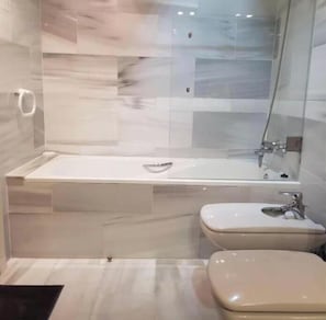 Haartrockner, Handtücher, Toilettenpapier