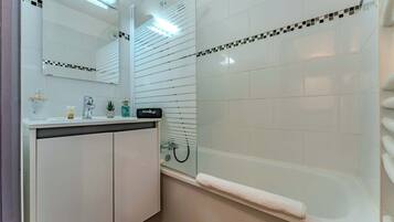 Een douche, handdoeken