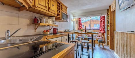 冷蔵庫、電子レンジ、オーブン、コンロ